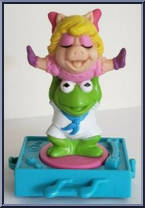 Kermit Holding Miss Piggy Action Figure