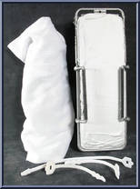 Fox Mulder (Suit & Corpse) from X-Files - Fight the Future - Series 1 manufactured by McFarlane [Gurney]